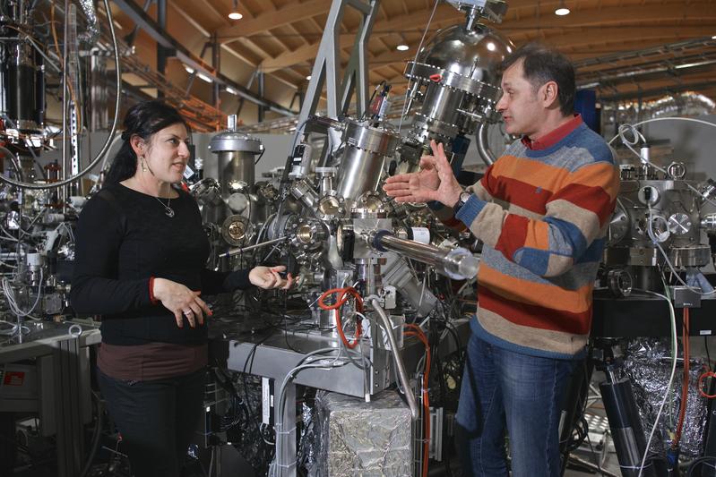 Die Forschenden Claudia Cancellieri und Vladimir Strocov am Messplatz ADRESS der Synchrotron Lichtquelle Schweiz SLS des Paul Scherrer Instituts.