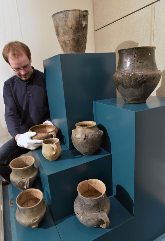 Dr. Dennis Graen stellt bronzezeitliche Keramiken für die Ausstellung „Entdeckungen im Land des Goldenen Vlieses“ auf, die am 2. Februar in der Universität Jena eröffnet wird.