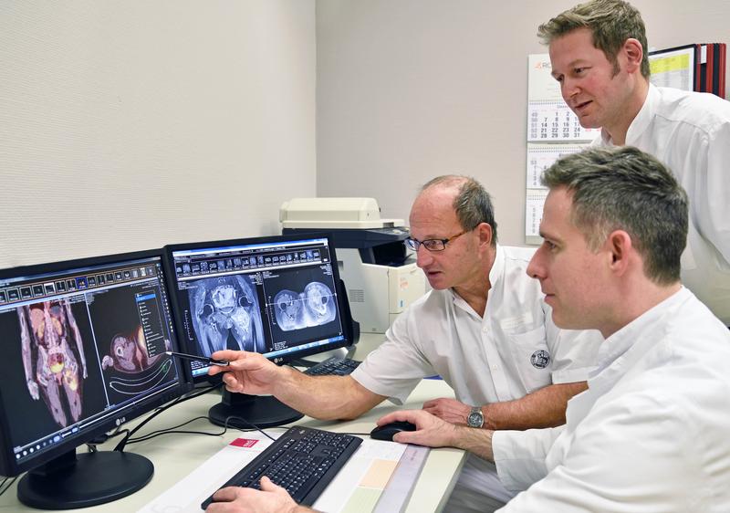 Für die Patienten von Prof. Dr. Dr. Gunther O. Hofmann (l.), Dr. Matthias Vogt und Dr. Robert Lindner (stehend) ist die Zertifizierung ein wichtiges Qualitätssiegel.