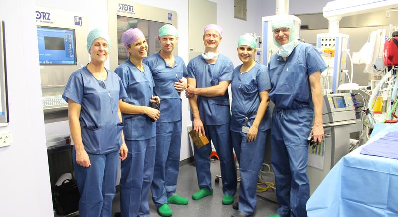 Das interdisziplinäre Behandlungsteam kurz nach der erfolgreichen Operation. 