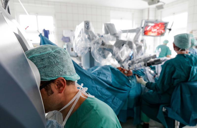 Am Universitätsklinikum Jena wurden seit 2011 bereits über 600 Operationen mit Hilfe eines DaVinci-Operationsroboters durchgeführt.