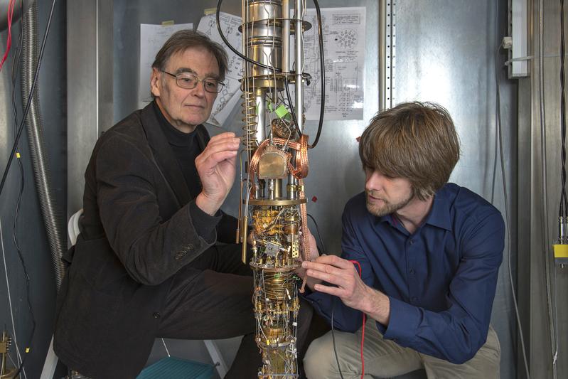 Prof. Dr. Erwin Schuberth (TUM) und Dr. Marc Tippmann (TUM) am Hochleistungskryostaten im Walther-Meißner-Institut 