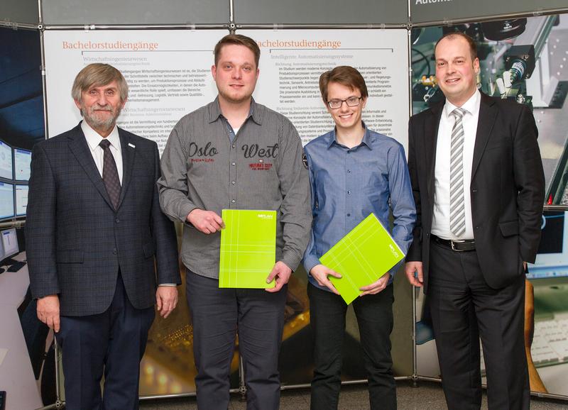 Dekan Prof. Dr. Bernhard Zimmermann (l.) und Mathias Sauerzapfe (r.) überreichten die Stipendien von M-Plan Braunschweig an die beiden Studierenden Sebastian Böhm (2.v.l.) und David Döring (2.v.r.).