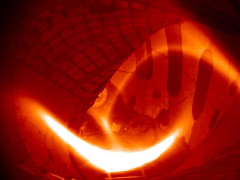 Das erste Wasserstoff-Plasma in Wendelstein 7-X. Es  dauerte eine Viertel Sekunde und erreichte – bei moderater Plasmadichte – eine Temperatur von rund 80 Millionen Grad Celsius. 