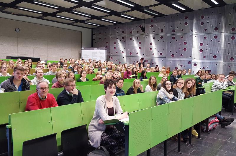 Rund 150 Schülerinnen und Schüler nutzen derzeit in den Winterferien die Gelegenheit, sich an der Hochschule Harz im Fach Mathematik fit für Abitur und Studium machen zu lassen.
