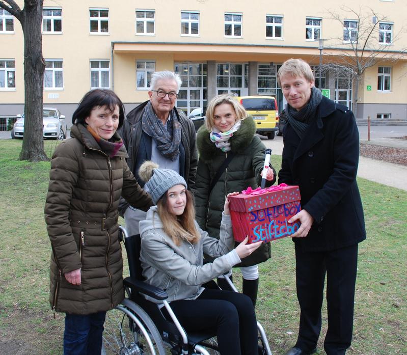 Prof. Meurer, Vorstandsvorsitzender der Stiftung Hochschulmedizin, und Monika Brandt, Umweltbeauftragte des Uniklinikums, (beide Mitte) übergaben den Outdoor-Rollstuhl dem Zentrum für Essstörungen