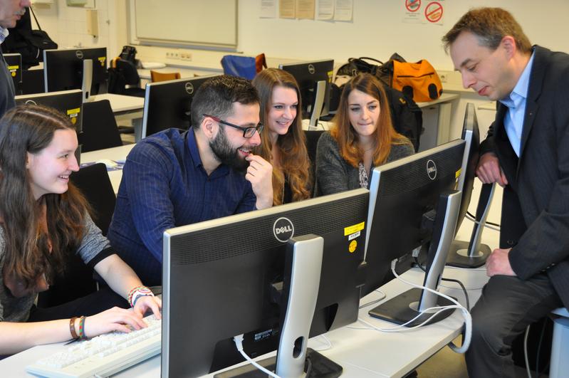 Im PC-Labor: (v.l.) Tutorinnen (FH) Jana Esselborn, Murat Avci, Uni-Studentinnen: Nadine Flegel, Marie Kernicke und Prof. Dr. Holger Hinrichs, FH Lübeck