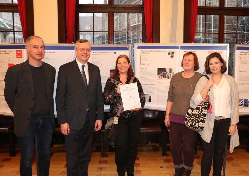 Das Zertifikat in Empfang nahmen Professor Hans-Werner Zoch (2. v. l.) und Claudia Sobich (Mitte) gemeinsam mit einer Delegation von IWT-Mitarbeitenden.