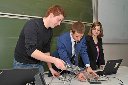 Projekt „ProKaTim“: Deutsche und rumänische Studierende arbeiten in gemischten Teams mit Signalprozessoren