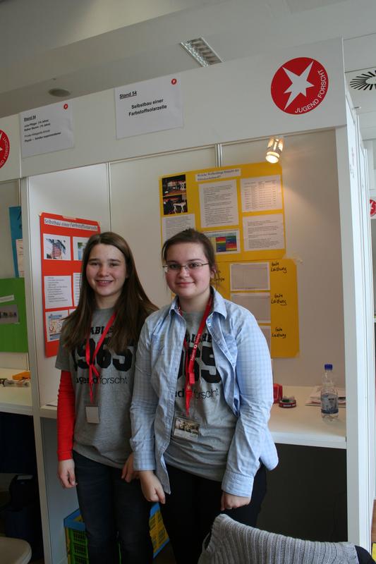 Higa-Schülerin Julia Pflüger (r. im Bild, mit Esther Stumm) will mit einer automatischen Fensteröffnungsanlage den Sprung in den Landeswettbewerb schaffen. 