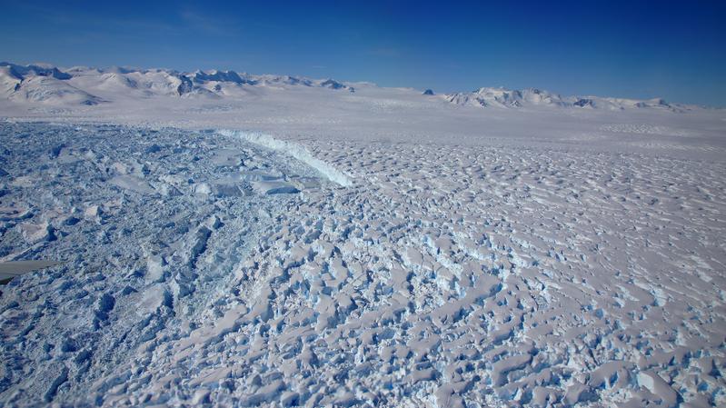 Kalbungsfront des Fleming Glaciers: Deutlich ist die hohe Kalbungsaktivität nach dem Schelfeis-Zusammenbruch zu erkennen.