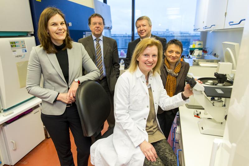 Dr. Muriel Helbig, Präsidentin FHL; Prof. Dr. Hendrik Lehnert, Präsident Uni Lübeck und Frank Schumacher, Vors. Spk Lübeck AG,  (v.l.) mit Sieger 2014: Profs Dr. Chr.Klein u. Dr. J. Erdmann (r)