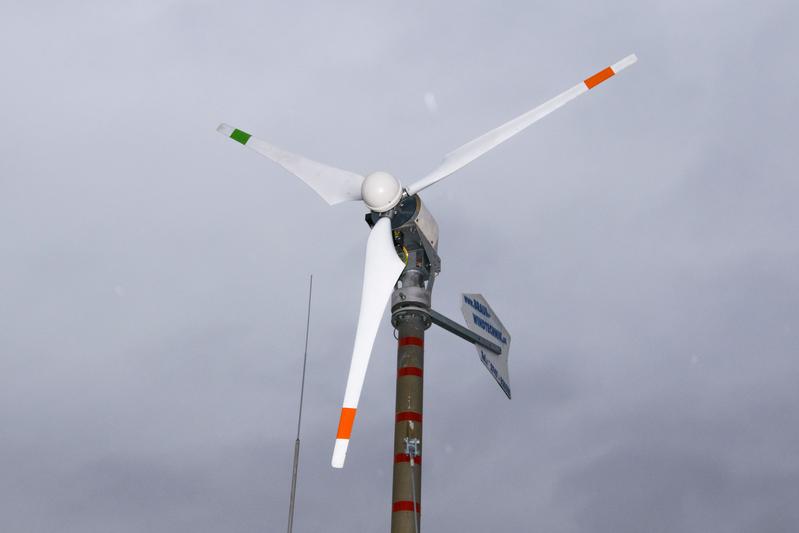 Diese Windturbine misst kontinuierlich Windgeschwindigkeit, Windrichtung, Energieertrag sowie Schallemission.
