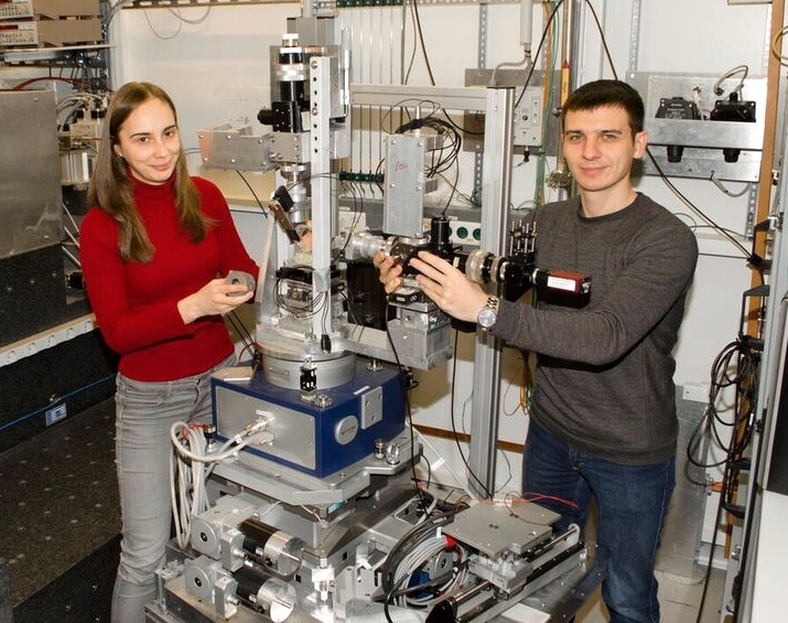 Dr. Elena Bykova und Dr. Maxim Bykov beim Aufbau von Experimenten an einem Diffraktometer an der Röntgenquelle Petra III, Deutsches Elektronen-Synchrotron (DESY) in Hamburg.