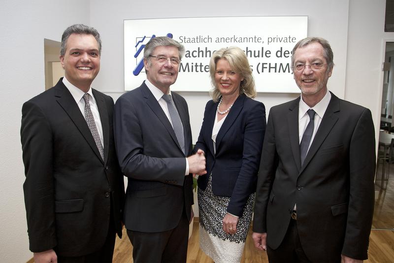 v.l.n.r.: Prof. Dr. Volker Wittberg (Prorektor Forschung & Entwicklung), Friedel Heuwinkel (Institutsleitung IfM), Prof. Dr. Anne Dreier (Rektorin), Prof. Dr. Richard Merk (Geschäftsführer)