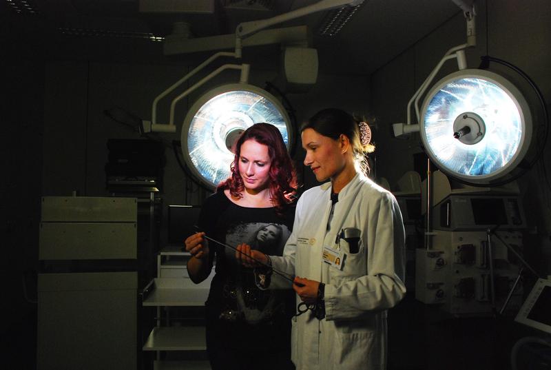 Dr. Sandra Leike zeigt Patientin Maria Streubel die Operationsinstrumente für den minimalinvasiven Eingriff bei der Schilddrüsen-OP.