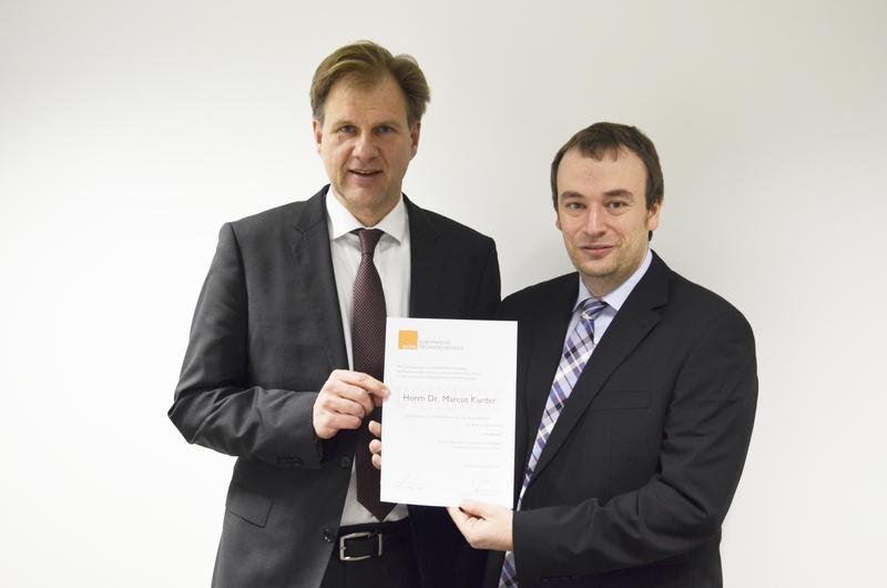 EUFH-Präsident Prof. Dr. Birger Lang (links) überreichte die Berufungsurkunde.