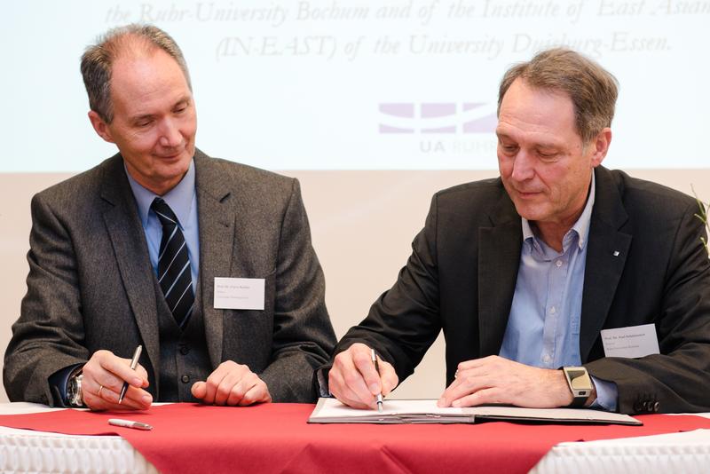 Unterzeichneten am 11.2.2016 den Kooperationsvertrag: Die Rektoren der Universitäten Duisburg-Essen und Bochum, Prof. Ulrich Radtke (links) und Prof. Axel Schölmerich
