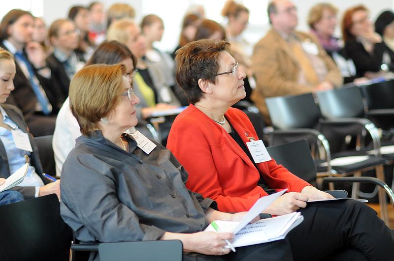 Eröffnungsrede. Personen v. l. n. r.: Prof. Dr. Maria Anna Kreienbaum (Bergische Universität Wuppertal), Prof. Dr. Astrid Beckmann (Pädagogische Hochschule Schwäbisch Gmünd)