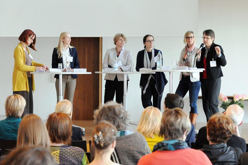 Podiumsdiskussion. Personen v. l. n. r.:  Dorothee Beck (Moderation), Lisa Laur (Studentin), Gabriele Frenzer-Wolf (DGB), Brigitte Preuß (Allianz Deutschland AG), Agnes Riedel (Reals