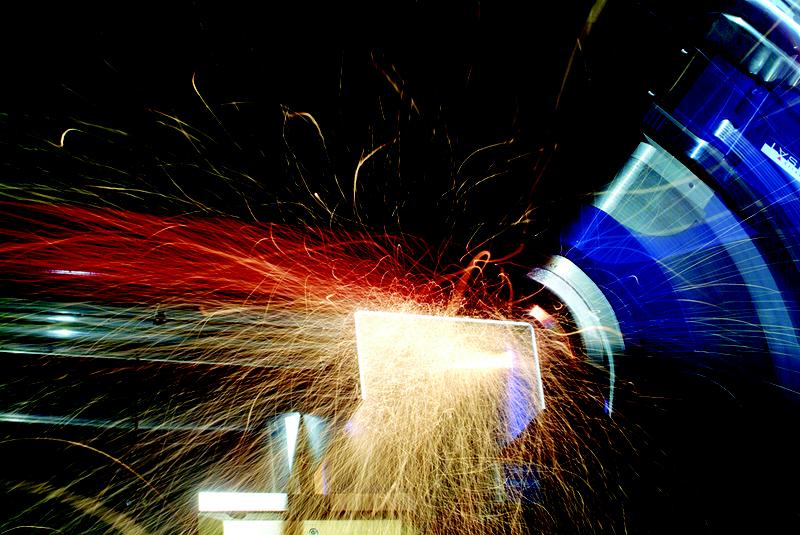 Picture 1: The laser combi-head cuts, measures and welds metallic assemblies without tool change.