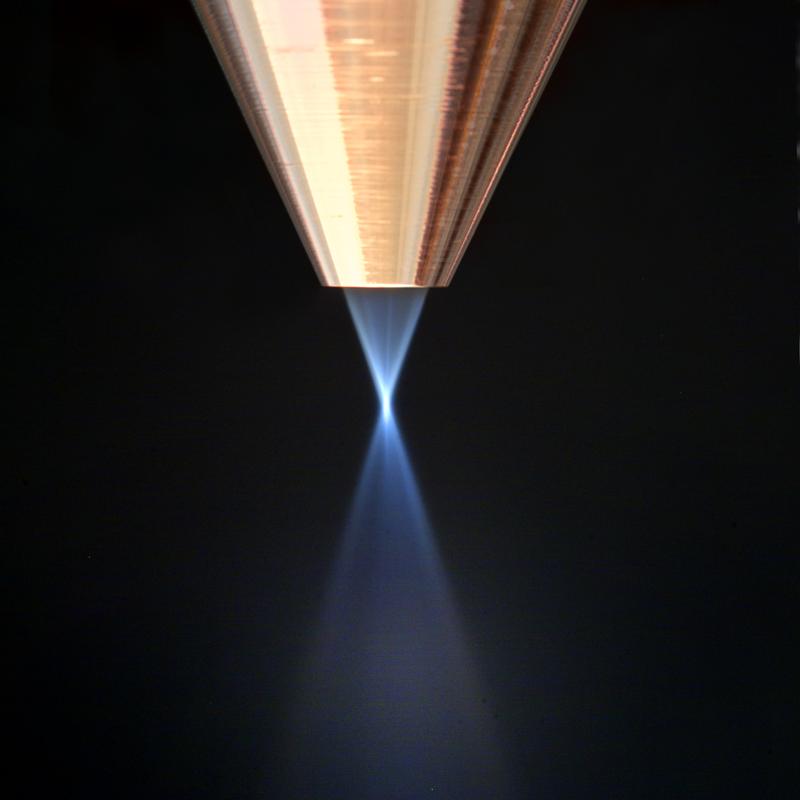 Picture 2: The powder nozzle generates and focuses the precise powder jet used for laser metal deposition.