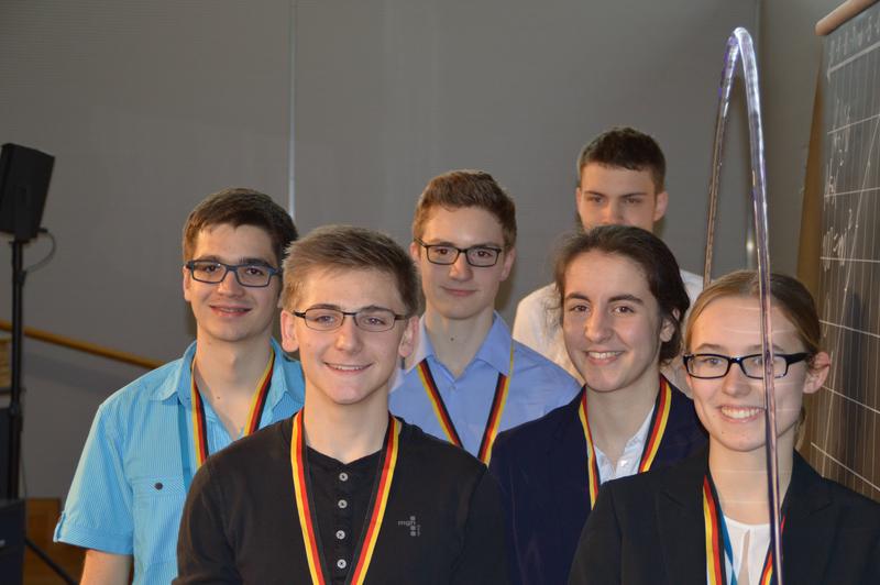 Die GYPT-Siegerteams (v.l.n.r: Fabian Eller, Carlo Tasillo, Johannes Raufeisen, Jonas Landgraf, Ann-Kathrin Raab und Carina Kanitz)