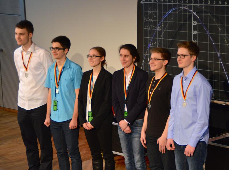 Die GYPT-Siegerteams (v.l.n.r: Zweitplatzierte: Jonas Landgraf, Fabian Eller, Erstplatzierte: Carina Kanitz, Ann-Kathrin Raab, Drittplatzierte: Carlo Tasillo, Johannes Raufeisen)