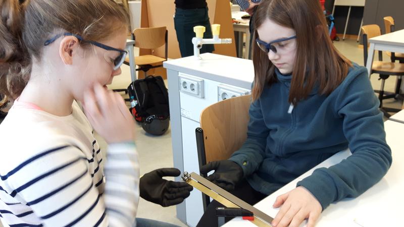 Schülerinnen der Wilhelm-Focke-Oberschule experimentieren als „Werkstoffdetektive“ mit Materialien: Welche Eigenschaften haben verschiedene Werkstoffe?