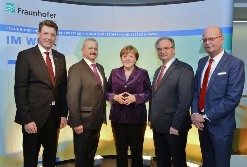 Ralf B. Wehrspohn, Reimund Neugebauer, Angela Merkel, Reiner Haseloff und Bernd Wiegand (von links) feierten die Eröffnung des neuen Instituts.