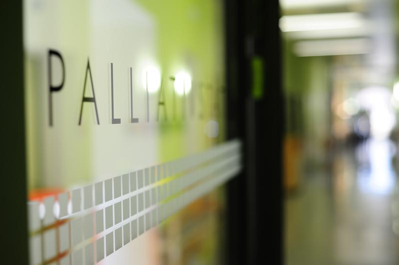 Das Interdisziplinäre Zentrum Palliativmedizin des Uniklinikums Würzburg engagiert sich für eine noch bessere Kooperation zwischen Pflegeheimen und Krankenhäusern.