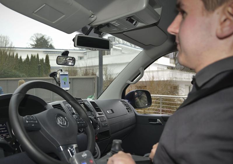 "Blinker rechts!" - Dank der Sprachsteuerung ist Josef Fleischmann barrierefrei mobil. 