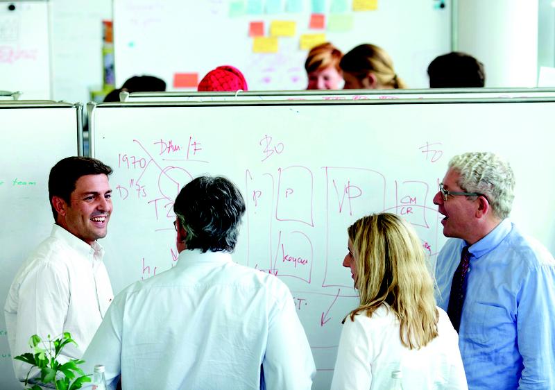 Mit der Innovationsmethode Design Thinking können Manager und Entrepreneure künftig Initiativen zur digitalen Transformation entwickeln. Im September starten HPI und Stanford ein Intensivpgrogramm.