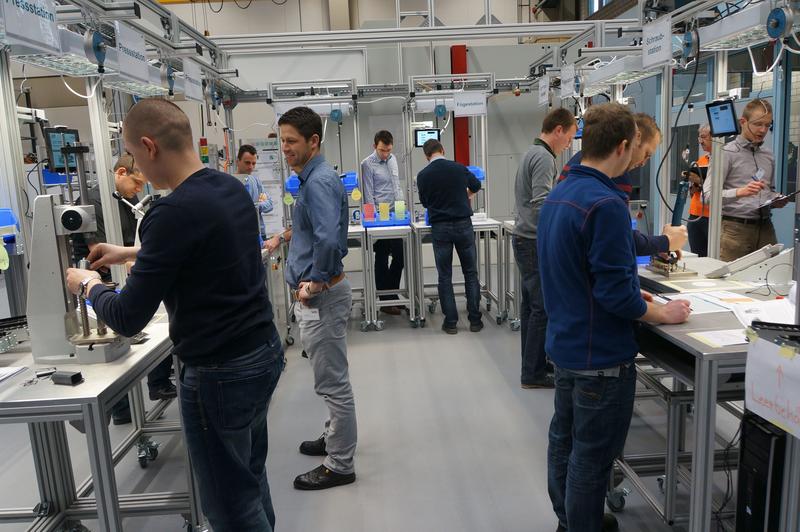 Die Lernfabrik am wbk Institut für Technologie bereitet Studierende und Unternehmen praxisnah auf die Produktion in weltweit verteilten Netzwerken vor 