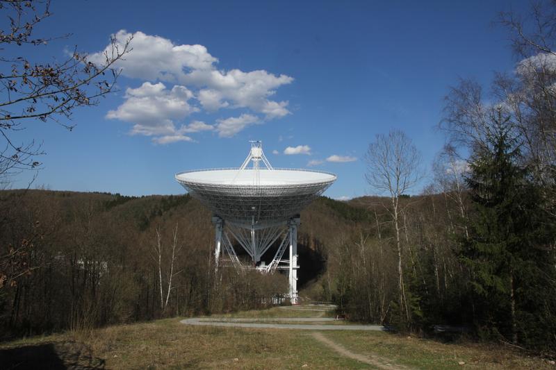 Das 100-m-Radioteleskop Effelsberg. Blick vom Besucherpavillon Richtung Aussichtsplateau direkt am Radioteleskop