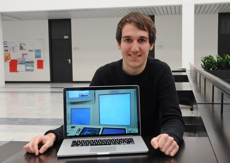 Daniel Diethei hat am Design von Radardisplay für Fluglotsen mitgewirkt. Das Foto auf seinem Laptop zeigt einen Lotsenarbeitsplatz im Kontrollzentrum der Deutschen Flugsicherung in Karlsruhe.