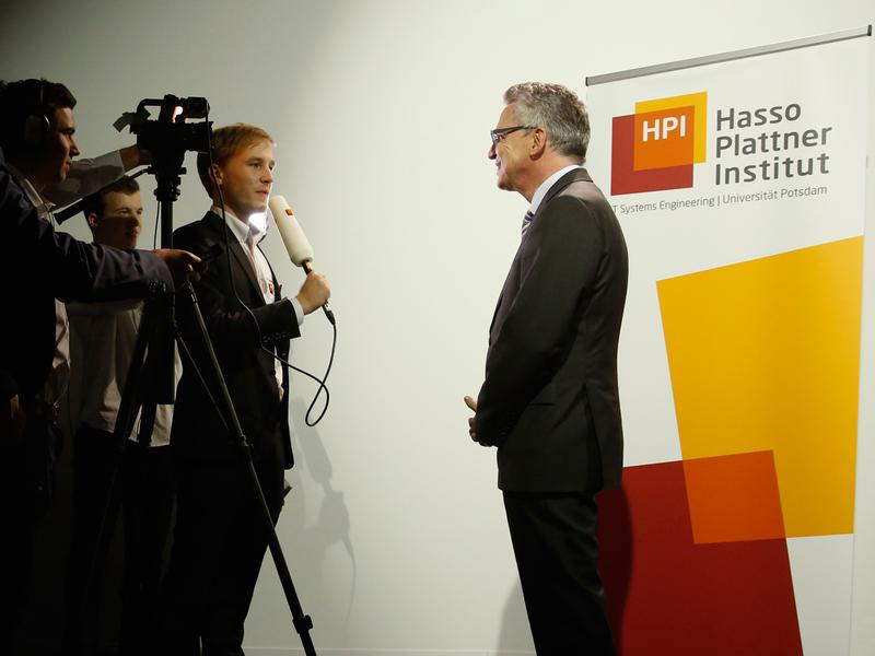 HPI-Bachelorstudent Jonas Umland (3. v. l.) ist als „IT-Gipfelblogger“ bereits erfahren in Interviews mit Akteuren aus Wissenschaft, Politik und Wirtschaft. Hier auf dem Nationalen IT-Gipfel 2015. 
