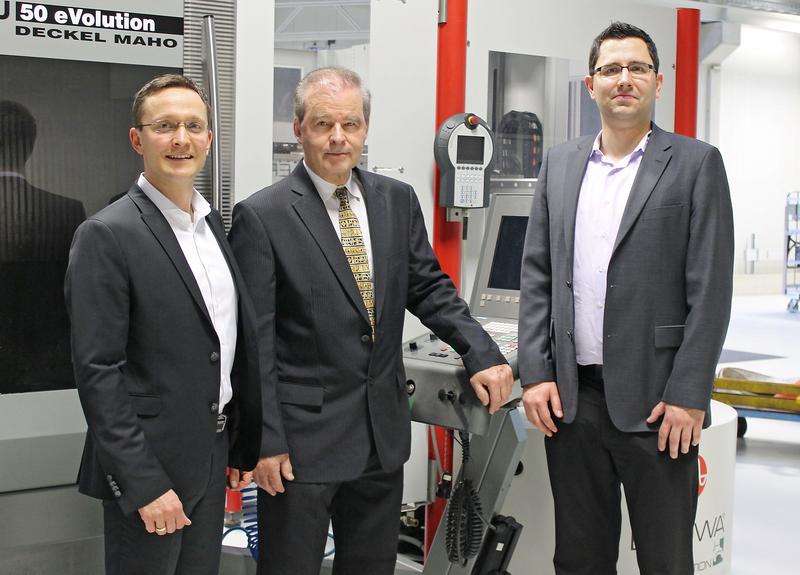 Dr.-Ing. Stefan Freiberger, Prof. Dr.-Ing. Rolf Steinhilper und Dipl.-Ing. (FH) Joachim Kleylein-Feuerstein vor einer Wekzeugmaschine in der Anwenderfabrik des Projekts Oberfranken 4.0 (v.l.n.r.).