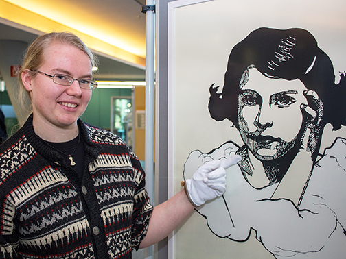 Maria Raeck neben dem Werk "Elisabeth"