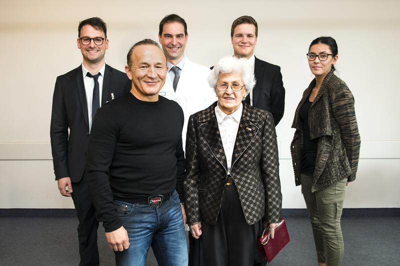 Dr. Elisabeth Birkner und der Nürnberger Taekwondo-Trainer Özer Gülec (vorne). Die Olypmpia-Teilnehmerin Rabia Gülec, Dr. Markus Geßlein und die Studenten Julian Müller-Kühnle und Johannes Rüther