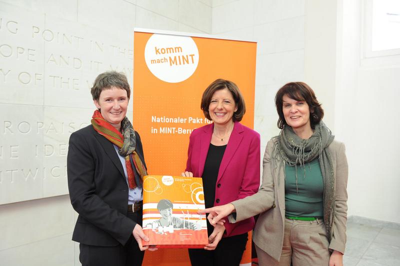 Ministerpräsidentin Malu Dreyer unterzeichnete das Memorandum im Beisein von Bildungsministerin Vera Reiß und Dr. Ulrike Struwe, Leiterin der Geschäftsstelle „Komm, mach MINT."