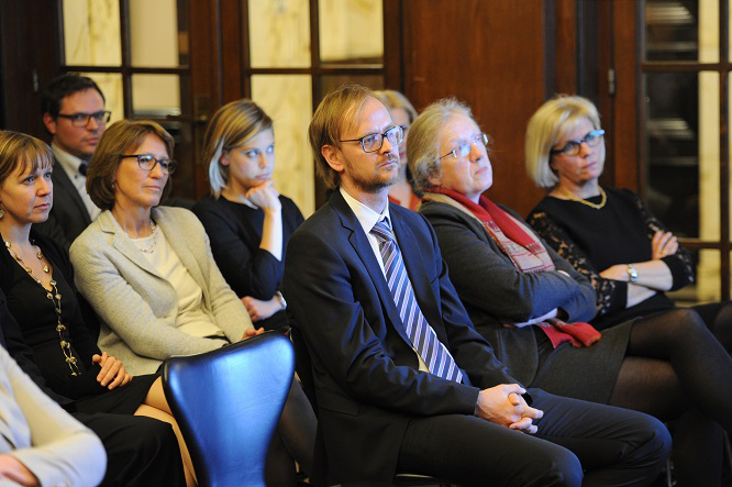 Dr. Björn Vollan (Mitte) bei der Vorstellung der Robert-Bosch-Juniorprofessur 2015.