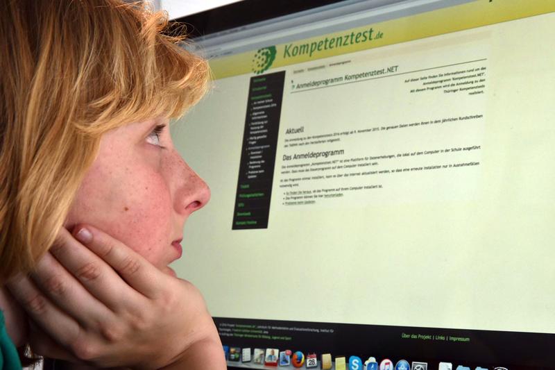 Schüler vor der Internetseite von Kompetenztest.de. Wissenschaftler der Uni Jena starten eine Pilotstudie in 20 Thüringer Schulen, in der Kompetenztests im Fach Deutsch online bearbeitet werden.