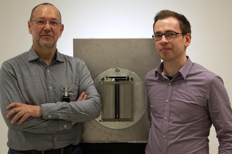 Die OncoRay-Wissenschaftler Dr. Guntram Pausch (links) und Dr. Christian Richter vor der Schlitzkamera 