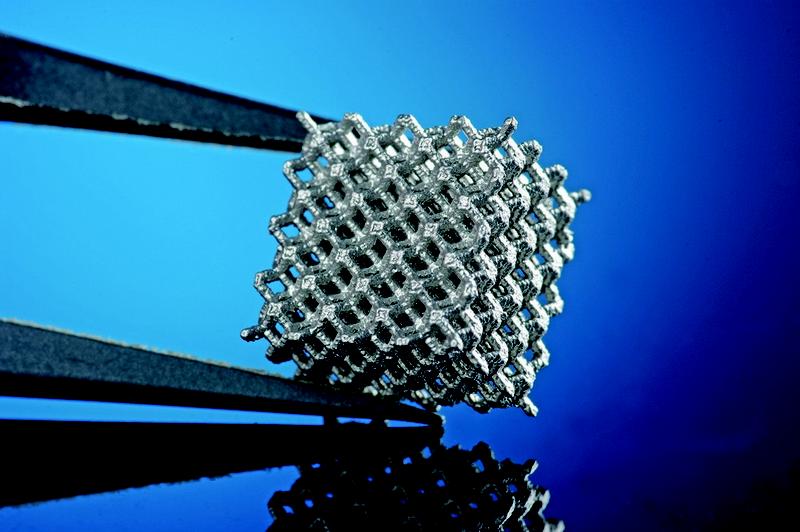 Picture 1: Implant (scaffold) with defined pore structure made from biodegradable magnesium alloy (WE43). It measures 10x10x7.5 mm³ with a strut thickness of approx. 400 µm.