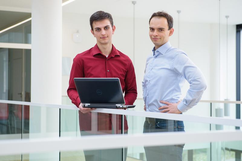 Oliver Schranz und Konrad Jamrozik promovieren beide an der Saarbrücker Graduiertenschule für Informatik. 