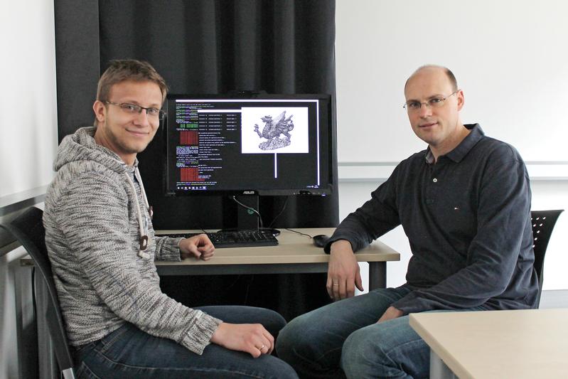 Prof. Dr. Michael Guthe (re.), Inhaber des Lehrstuhls für Graphische Datenverarbeitung an der Universität Bayreuth, und Johannes Jakob B.Sc. (li.), der im Forschungsverbund "For3D" mitarbeiten wird.