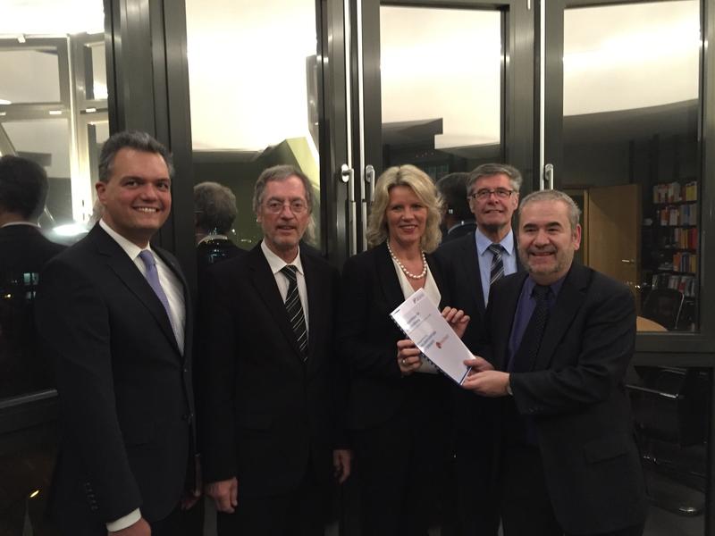 Prof. Dr. Volker Wittberg, FHM-Geschäftsführer Prof.Dr. Richard Merk, FHM-Rektorin Prof. Dr. Anne Dreier, Friedel Heuwinkel und Hans-Georg Kluge, Vorsitzender der ERNA-GRAFF-STIFTUNG FÜR TIERSCHUTZ