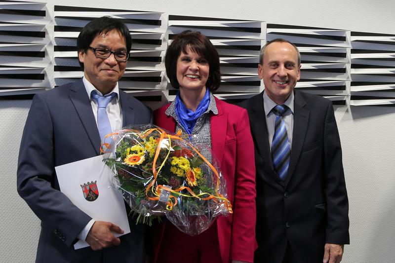 Prof. Dr. Manh Tien Tran mit Wissenschaftsministerin Vera Reiß und Hochschulpräsident Prof. Dr. Konrad Wolf (Foto: MBWWK)