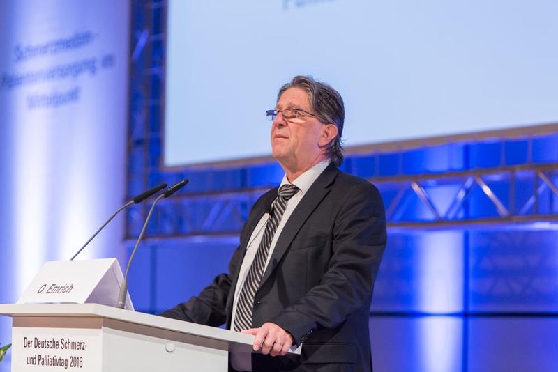 Dr. Oliver Emrich, Vizepräsident der Deutschen Gesellschaft für Schmerzmedizin e.V. (DGS), beim Eröffnungsvortrag zum Deutschen Schmerz- und Palliativtag 2016 in Frankfurt